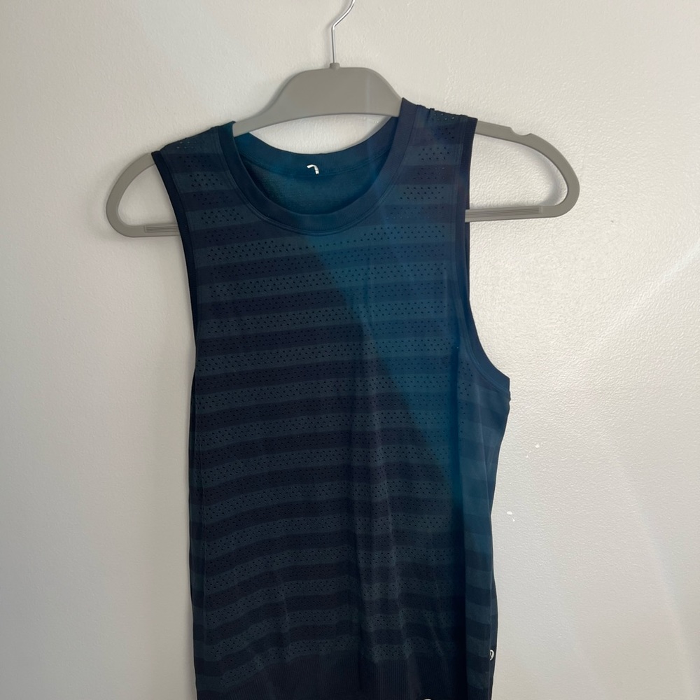 Lululemon tank - Picture 1 of 3
